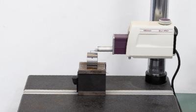 The difference between a centerless grinder and a regular grinder lies in this